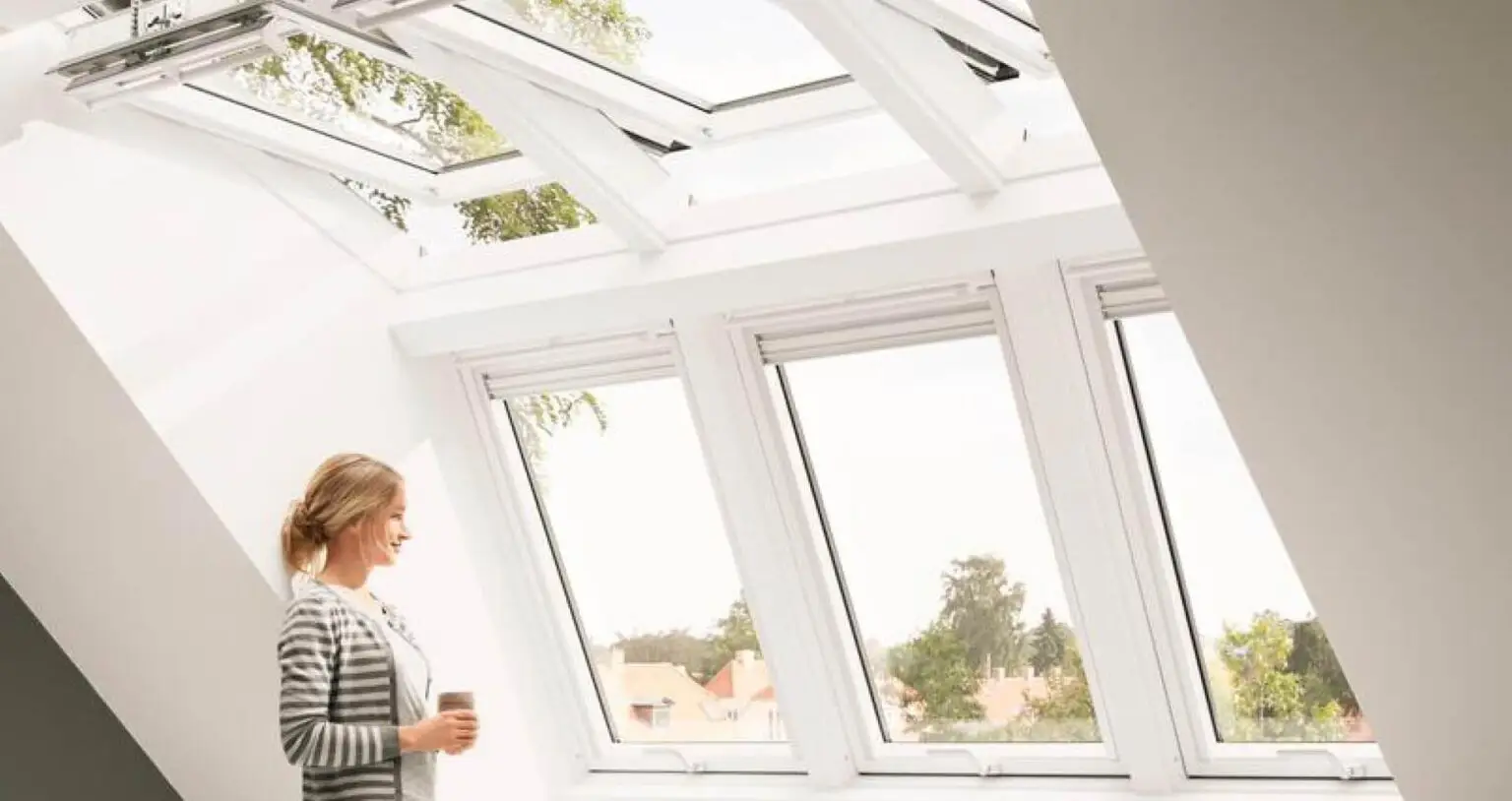 Vrouw staat naast velum dakramen