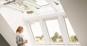 Vrouw staat naast velum dakramen