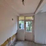 De begane grond is volledig vernieuwd: houten vloer vervangen door schuimbeton met vloerverwarming, een open keuken gerealiseerd met staalconstructie, en alles strak afgewerkt met stuc- en schilderwerk.