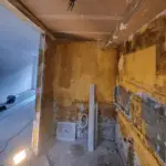 De begane grond is volledig vernieuwd: houten vloer vervangen door schuimbeton met vloerverwarming, een open keuken gerealiseerd met staalconstructie, en alles strak afgewerkt met stuc- en schilderwerk.