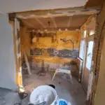 De begane grond is volledig vernieuwd: houten vloer vervangen door schuimbeton met vloerverwarming, een open keuken gerealiseerd met staalconstructie, en alles strak afgewerkt met stuc- en schilderwerk.